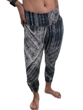 Lululemon 6 Black & White Striped Capri Workout Leggings